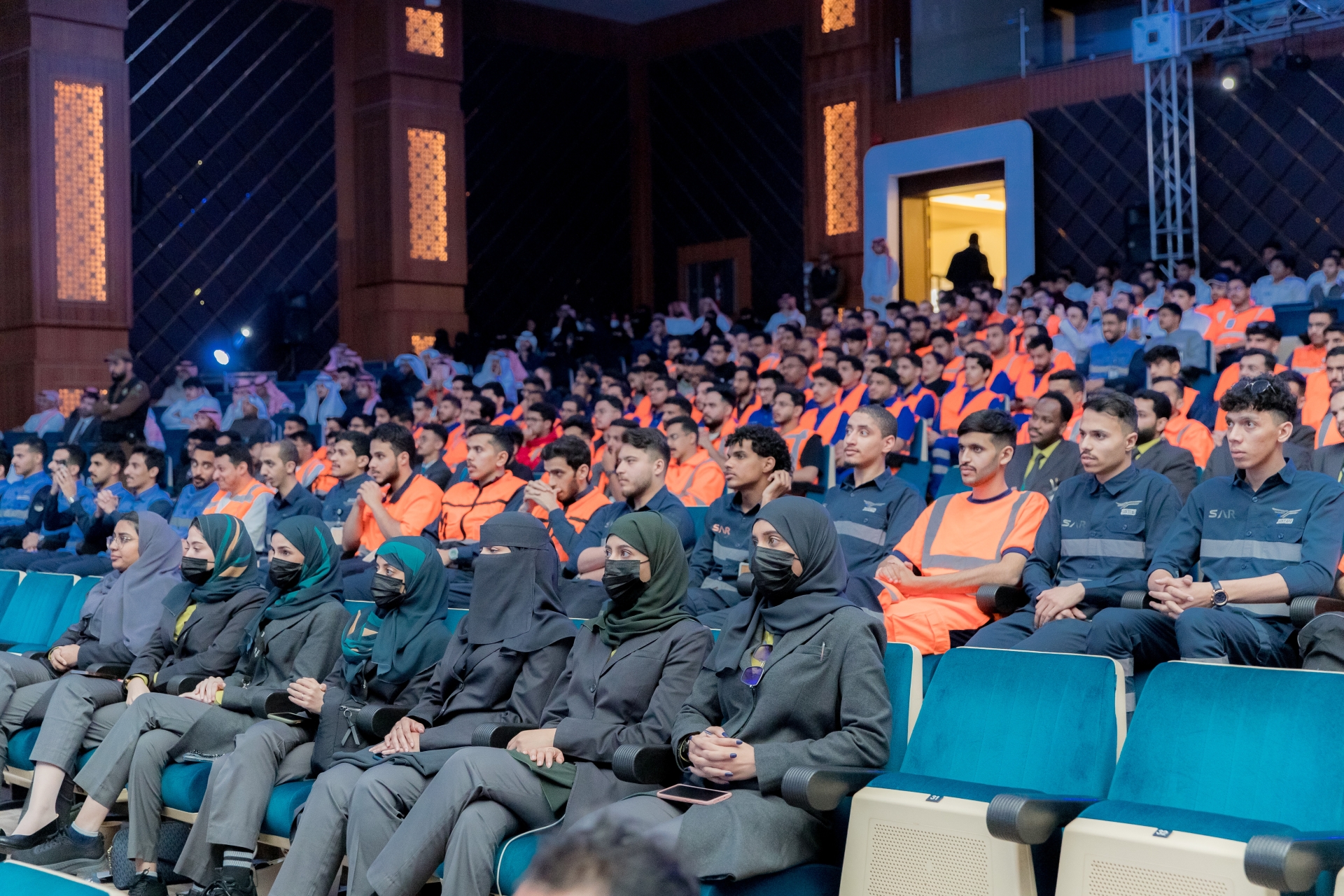  أمير القصيم يرعى حفل تخريج 400 متدرب ومتدربة من معهد 